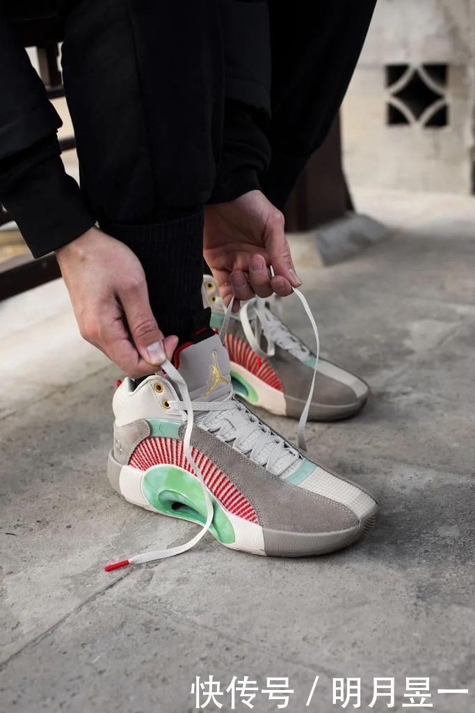 air 永远滴神!兵马俑 AJ 套装上脚太帅了!冠希刚晒出隐藏玩法!