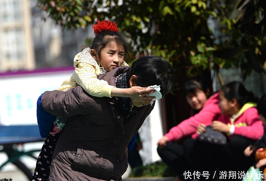 老人们|“超有家教的女童”跟奶奶坐公交火了,网友有这样的奶奶代代富