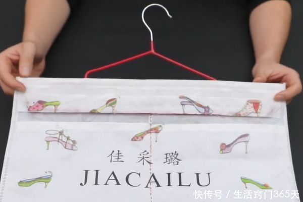 布袋子别扔了,上面粘个一衣架,特别“值钱”,家家户户都需要!