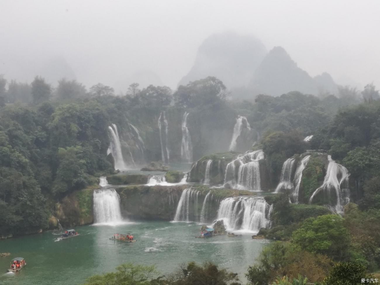 德天大瀑布好壮观，青山碧水的的自然风光无限美好！