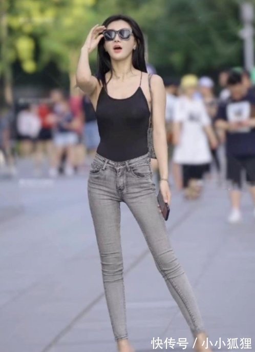 气质|美女清爽大方的牛仔裤搭配呈现出别具一格的气质美