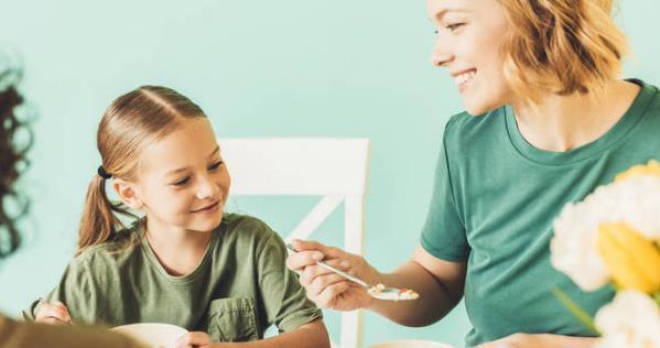 小女孩|14岁女孩的“爱情观”作文走红,连老师都点赞,网友:我不配恋爱