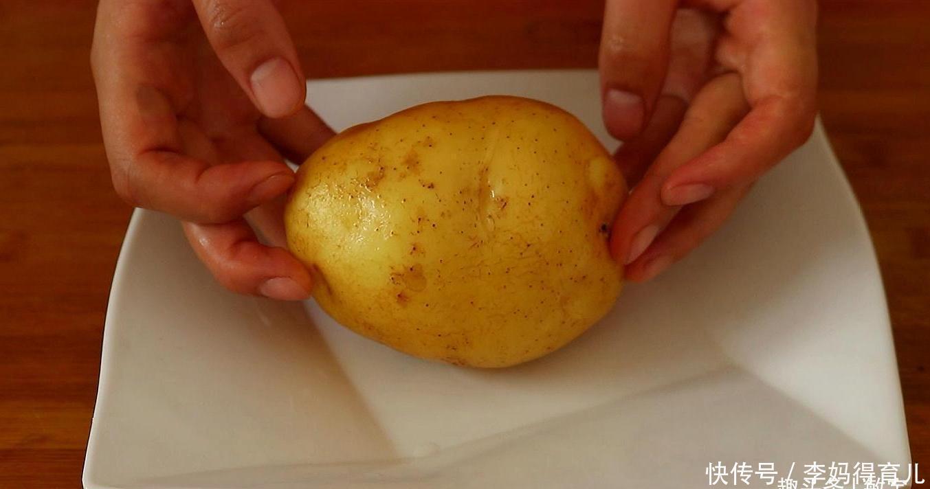 土豆这样做实在太好吃了,饭店都吃不到,外酥里糯,葱香浓郁