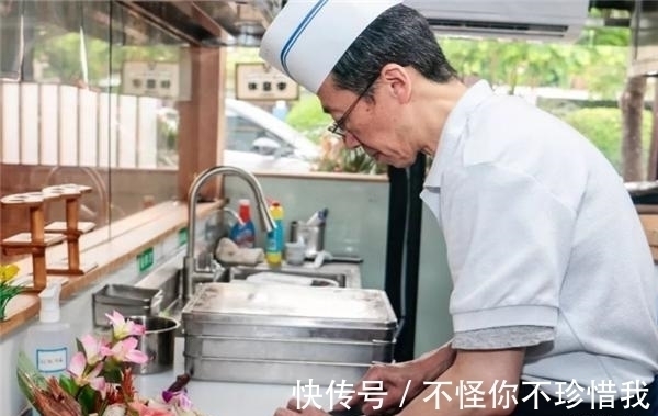 日本发明的“骨泳”,将活鱼肉剃光,再放回缸里,鱼还活着