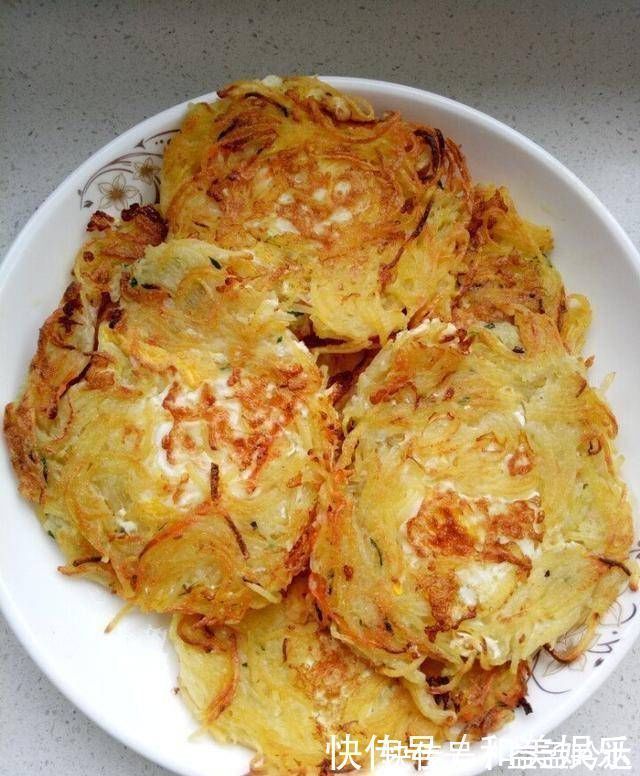 酥脆|土豆丝鸡蛋饼，金黄的颜色和酥脆的味道，这是一个标准的早餐