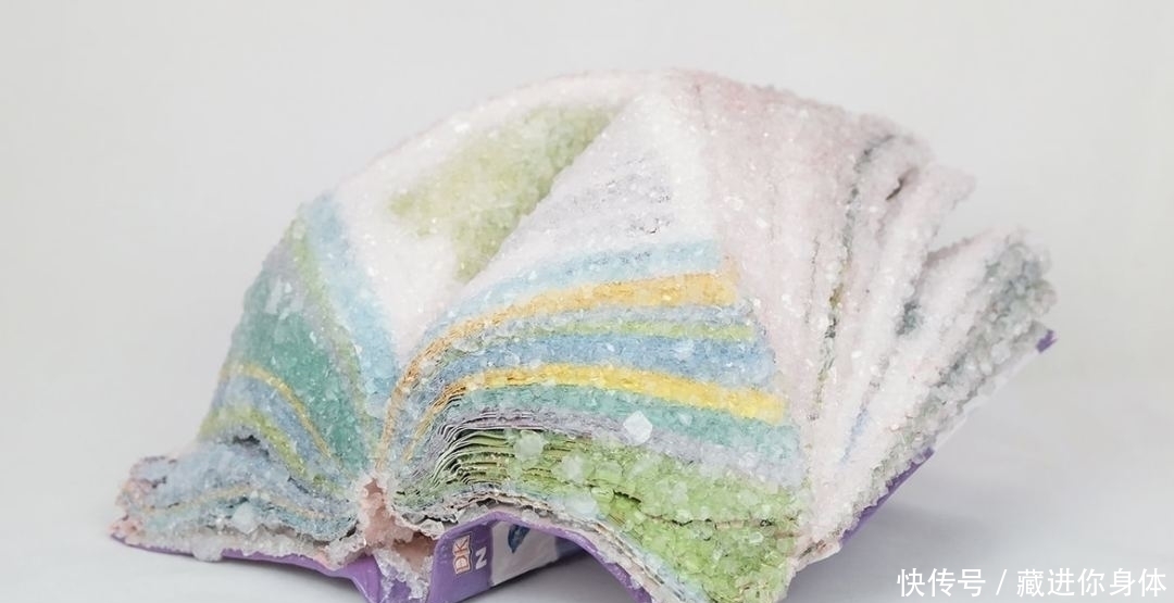 书本&她创作雕塑时“开挂”了:把书丢进水里,等2天作品就完成了