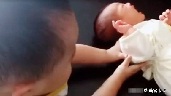 可爱|弟弟大哭,一岁四个月的哥哥好着急,束手无策的样子太可爱了