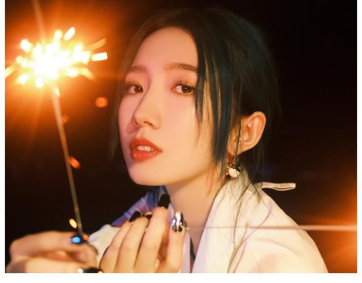 论李佳琦的谨慎程度,直播间无意提起孟美岐,连忙补救场面好好笑