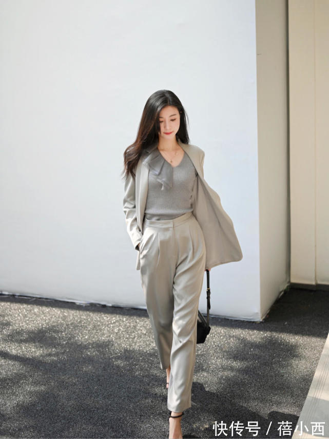 包包 穿衣简约高级的女性,春季都穿“西装”,看这些气质博主就知道了