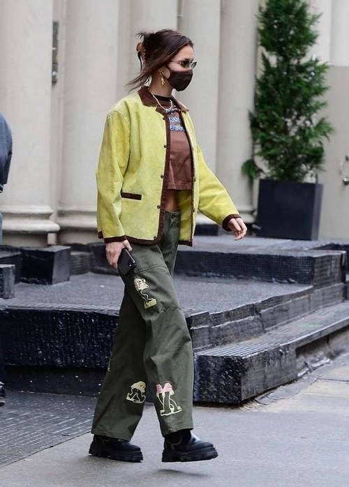 贝拉·哈迪德为秀身材真挺拼，短T恤也撑得起，没170真不敢这么穿贝拉·哈迪德的拼色夹克贝拉·哈迪德的其它夹克