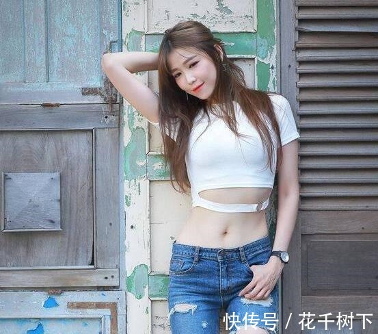 百搭|五官精致的牛仔裤美女,散发迷人气质,回头率十足!