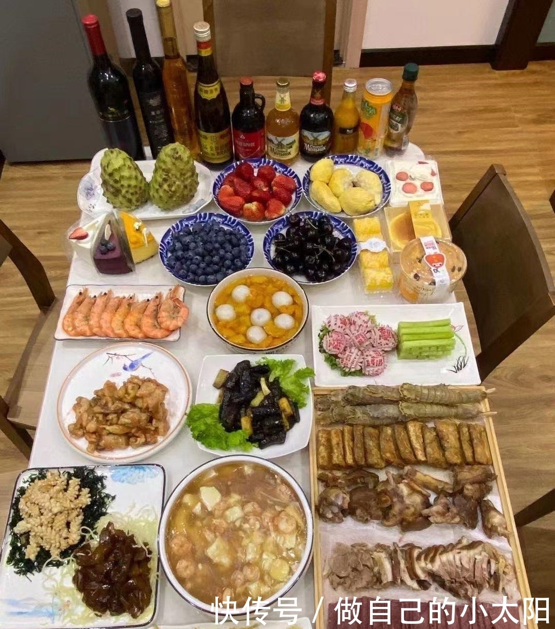 晒朋友圈大家的年夜饭,南方北方差距真大,网友:都想去最后一家