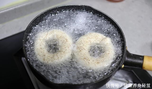 不用发酵就能烤的面包,暄软又筋道,加这料麦香浓郁,早餐吃不够