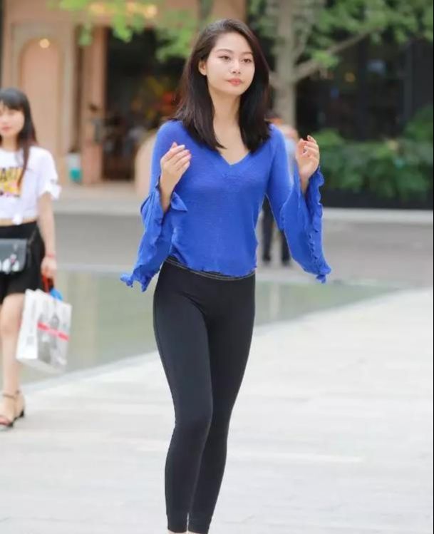 瑜伽裤 喇叭袖时尚T恤,搭配修身瑜伽裤,美女的性感气质被完美展现