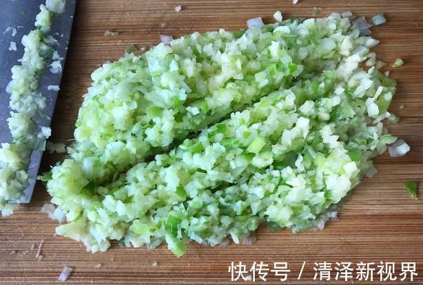 不用面粉的炸丸子,莲藕鸡蛋加点肉,香酥不油腻