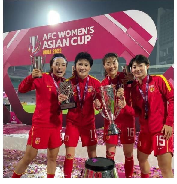 韩国队|67岁成龙在豪宅看比赛，频频点头为中国女足喝彩，眼角都笑出褶