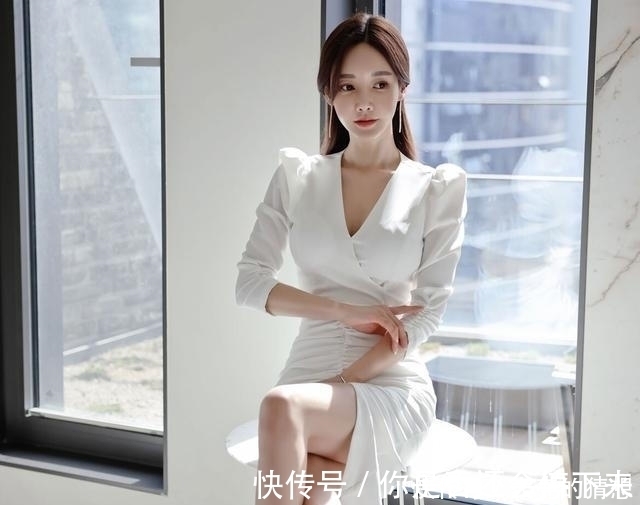v领|孙允珠时尚穿搭:浪漫梨花皱褶搭肩V领不规则连衣裙