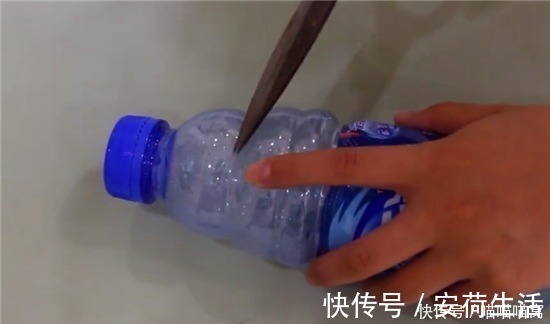 将塑料瓶剪两刀放在扫把上，邻居看见也做了一个，省钱又实用