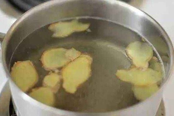 生姜泡茶喝|六旬老太每日一碗“生姜水”,再去医院做体检,医生都很佩服她