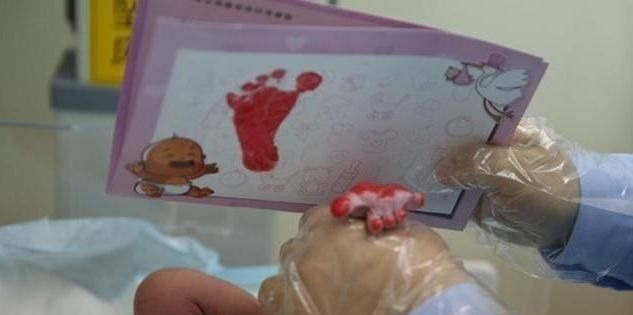 宝宝们|宝宝出生后的10几分钟里,都在做些什么原来他比妈妈还忙