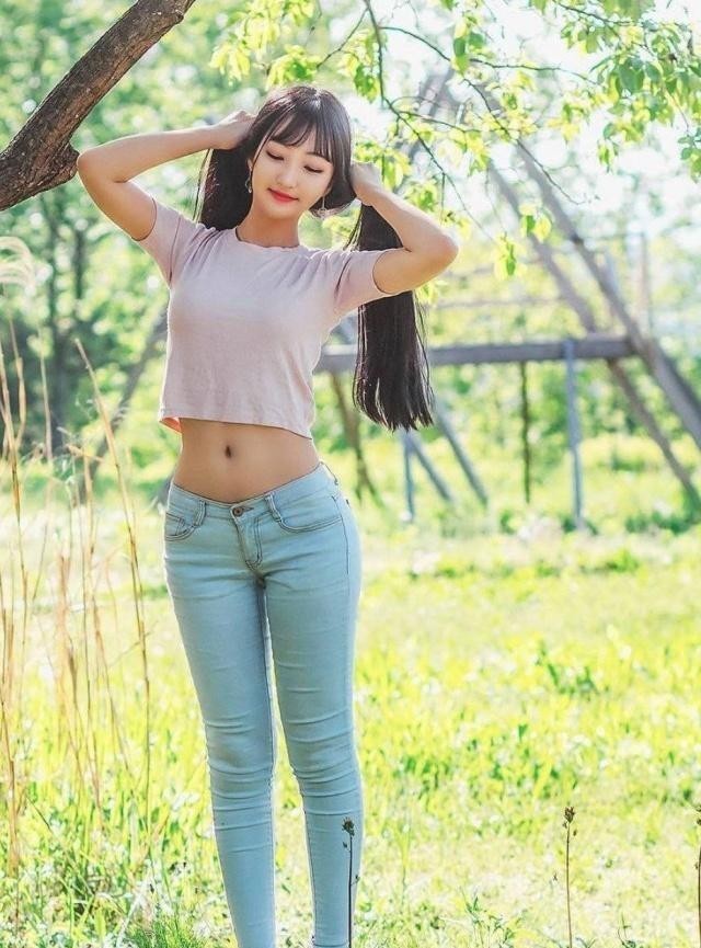 衬托出|街拍性感紧身打底裤小姐姐,展露性感小蛮腰,衬托出S形曲线身材