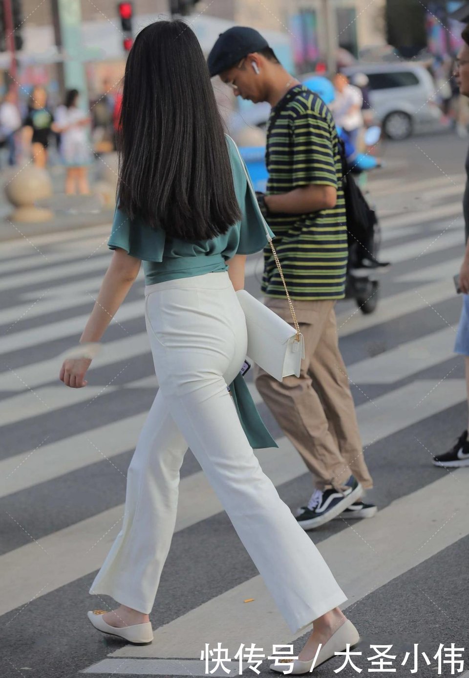 搭配|美女街拍:一身“女白领“既视感,一看都是干练职场女性,不过看着像迟到了