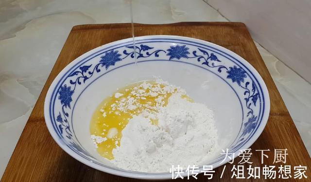 保鲜膜|中秋节别买月饼了，擀杖擀一擀，外皮香酥又掉渣，没烤箱也能成功