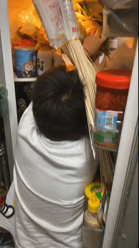 |搞笑GIF:妹子穿这么脑洞大开的衣服上街,就不觉得尴尬吗