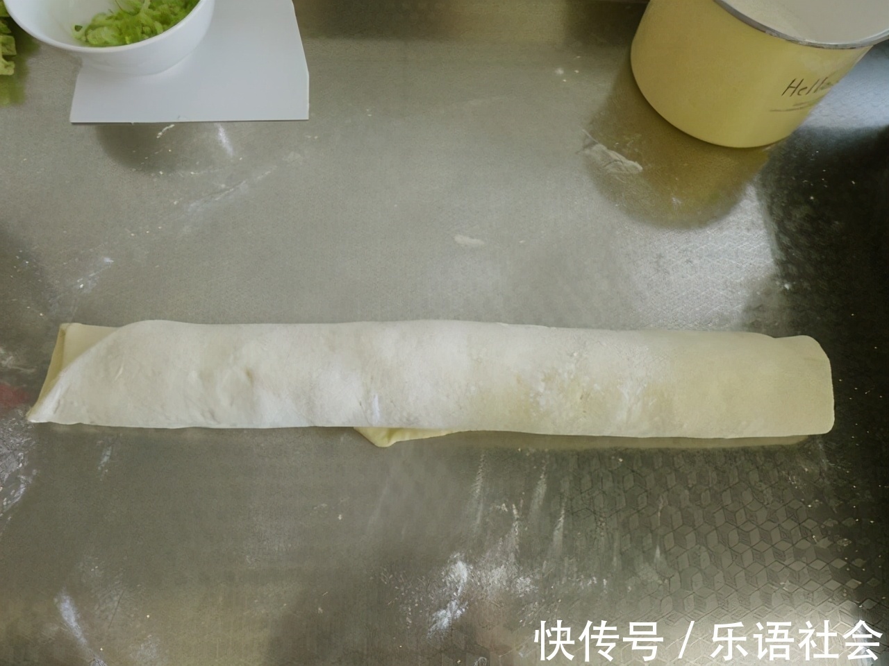 面团|面粉别蒸馒头了，手把手教你做葱香花卷，一压一卷层次多