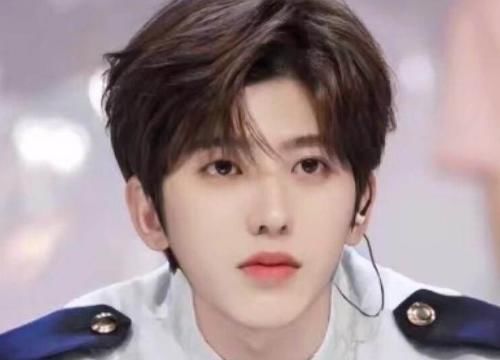 青你2选手为决赛出奇招曾可妮剪成“阴阳头”,上官喜爱染荧光红