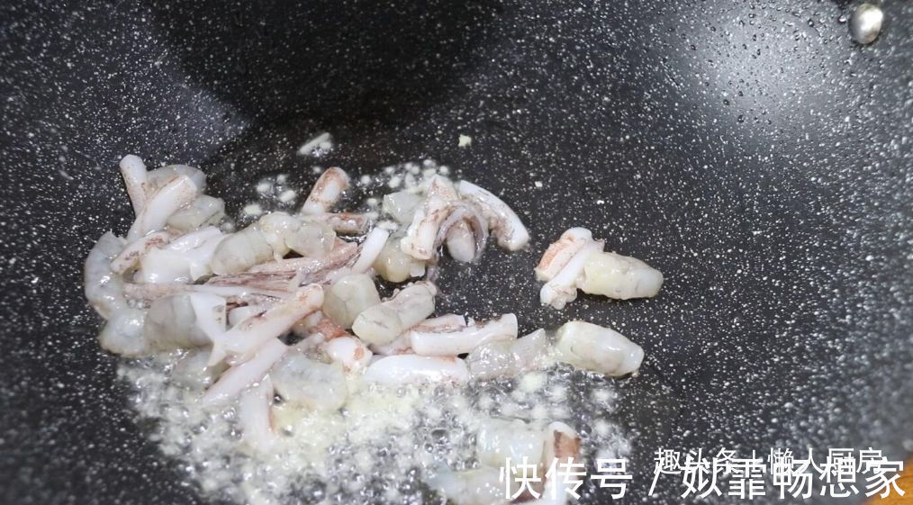 这是海鲜炒米粉的做法，加点它们一起炒，可做菜也可做主食