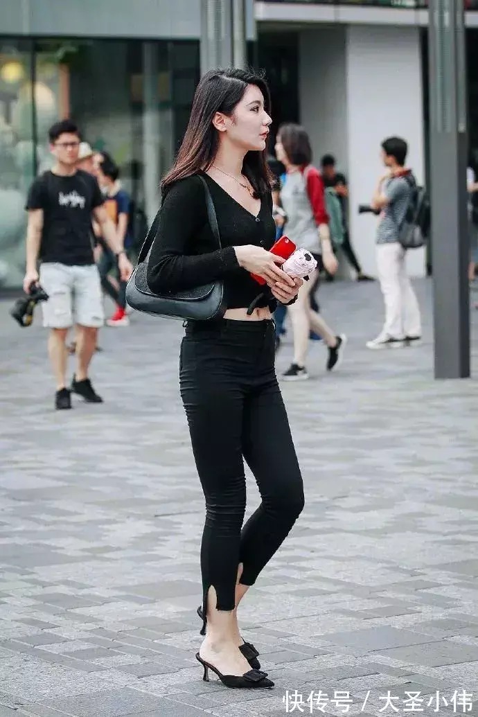 连衣裙 美女街拍:一双高跟鞋气质搭配,让女性的美更加赏心悦目