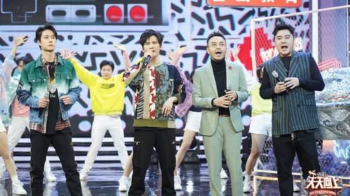 《天天向上》主持人工牌曝光，钱枫撞脸黄晓明，王一博被区别对待