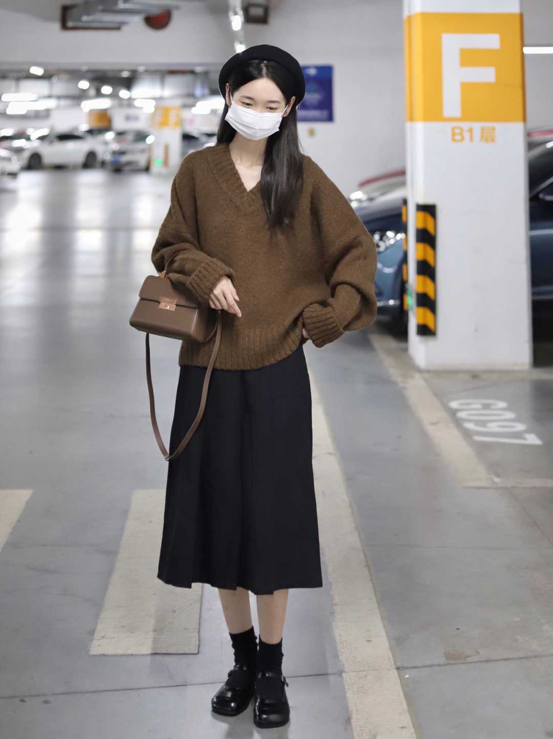卫衣|黑色半身裙的万能搭配公式全在这,喜欢简约风格的,来这里集合了