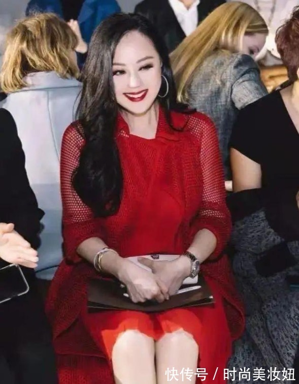 半身裙|章小蕙气质真学不来,穿西装配波点裙高贵华丽,骨子里的贵气