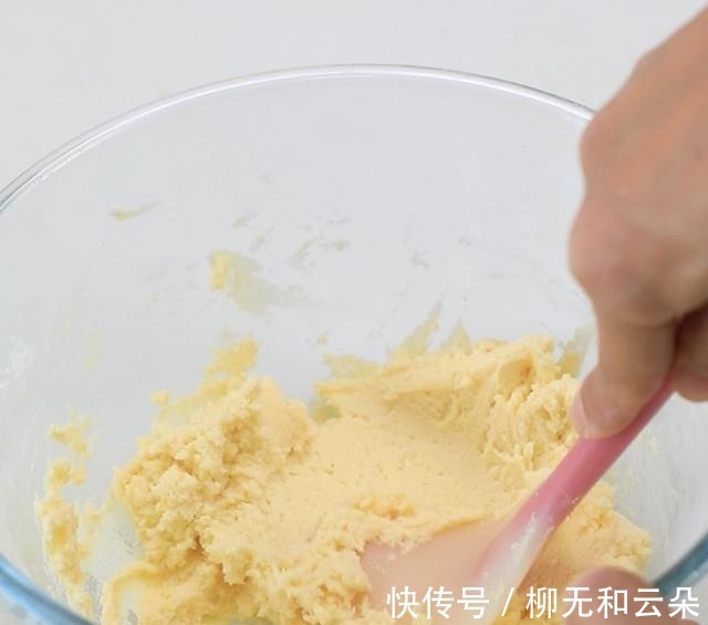 三角酥这小零食简单好做,好吃到没道理,酥到没话说,一盘不够吃!