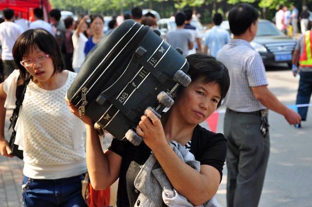 对不起|“对不起，爸妈给你丢人了”大学新生报到，撕开无数父母的真面目