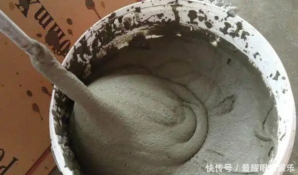 瓦工|贴瓷砖用瓷砖胶还是水泥我家泥瓦工铺砖时，一不小心说出了真相