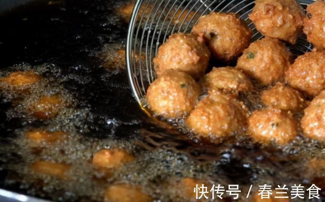 炸丸子，外行用淀粉换成这2样，丸子外酥里嫩，松软Q弹，真香
