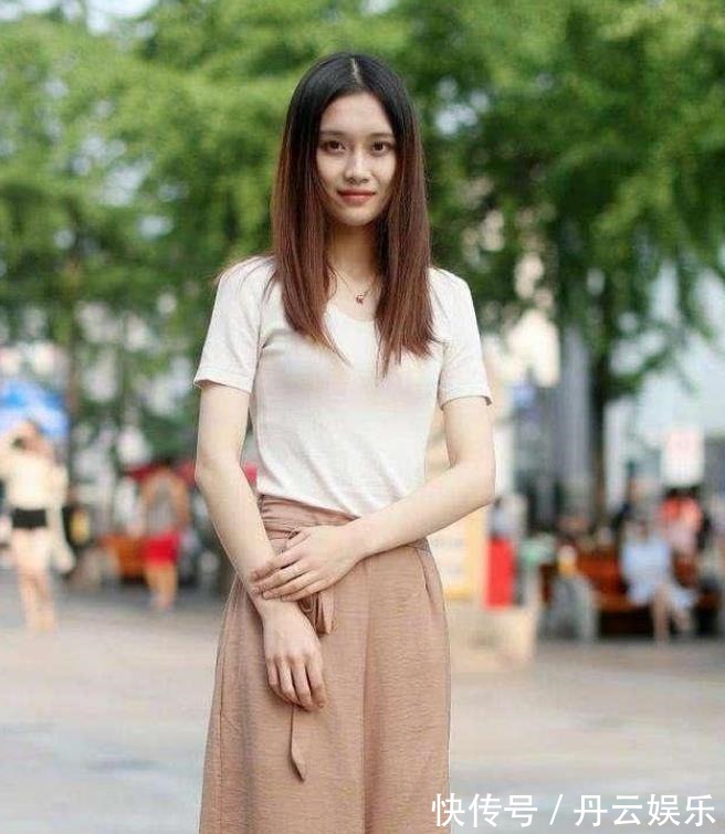 T恤 小美女白色T恤搭配上半身裙,既时尚又活泼,很显靓丽