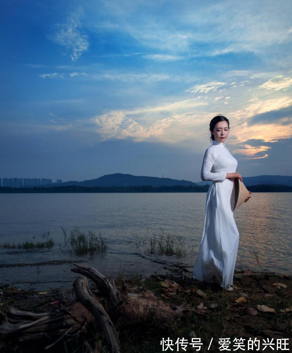 静依|回眸千里外,是谁的擦肩痴了岁月,载了思念?