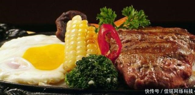 吃牛排,为什么盘中总有一个生鸡蛋,不少人直接吃,被笑土鳖!