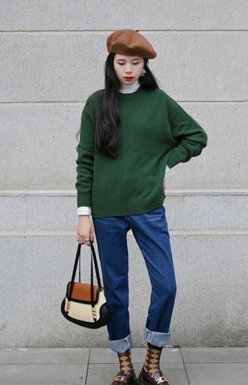 鹅黄色|针织衫别穿大地色,试试“流行色”,显白显气质,搭配裙子真美!