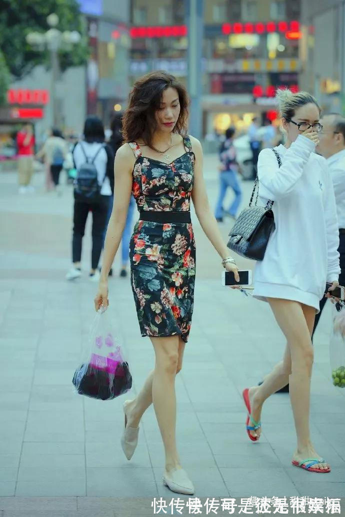 高跟鞋 美女脚上搭配上一双尖头的高跟鞋,走在路上能够散发出无限的魅力