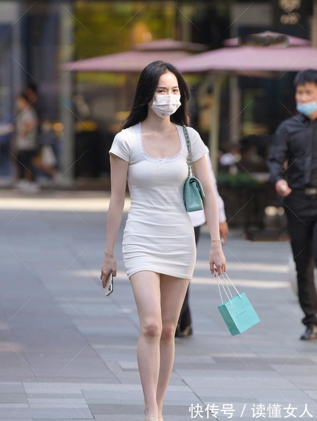 可爱 薄荷绿挎包搭配 蕾丝针织连衣裙,端庄秀气,清新可爱!