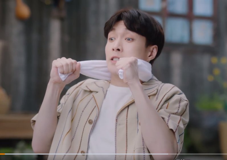 《向往5》定档全家福,张艺兴站张子枫身后,他的动作显绅士人品