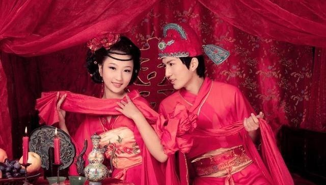 金银花@少女一上联:“白头翁,采尽金花银花”,秀才下联,才女又羞又气