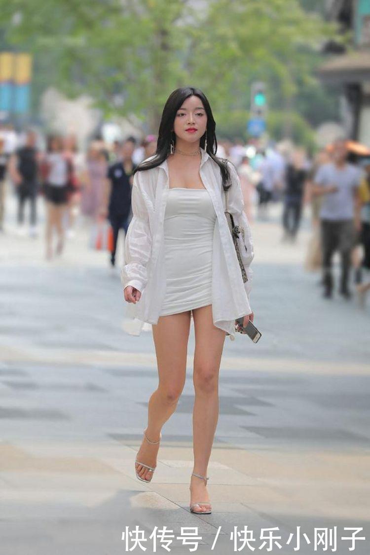 淡色的休闲衫搭配运动瑜伽裤，非常迷人