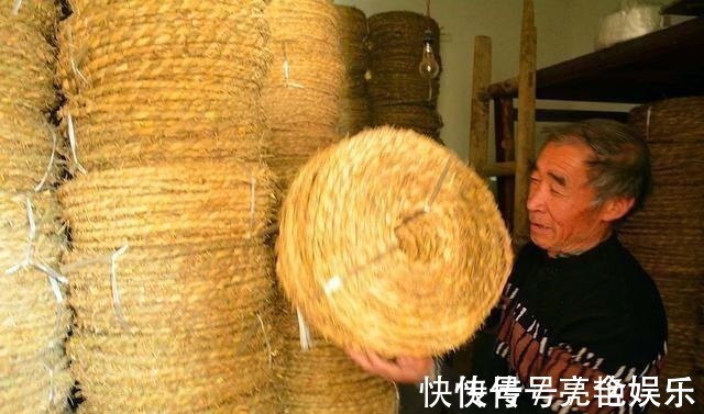 原材料$68岁大爷做1门手艺10年,村民年年免费送原材料,看他咋处理