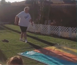 |搞笑GIF：人生难免磕磕碰碰，尤其是过河的时候